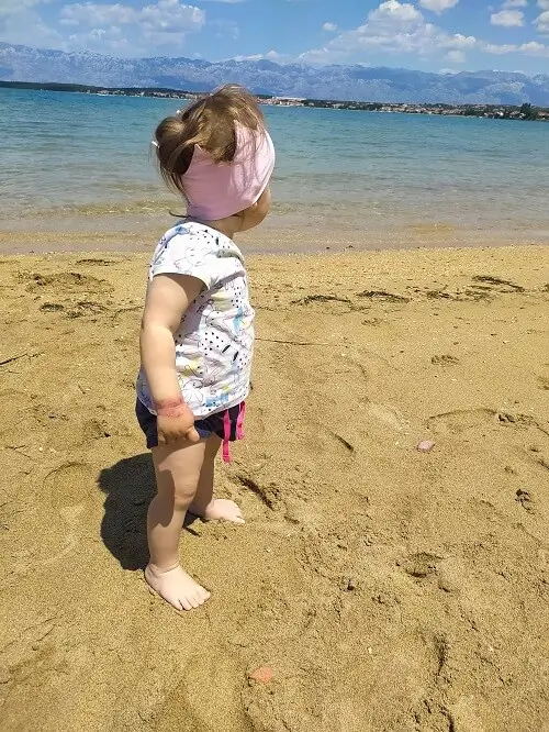 Pláž v Chorvátsku s pozvoľným vstupom do mora
